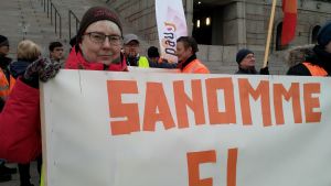 Heli Rantanen strejkar för att samma jobb ska samma lön. Heli Rantanen demonstrerade mot postens avtalsshoppande.