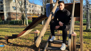 Zahari satsar på studierna. Han bor i Nickby och studerar på distans nu under coronapandemin. En ung man sitter på en trappa upp till en rutschkana. Han tittar mot kameran och ler.