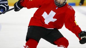 Nico Hischier är ett hett namn i sommarens NHL-draft. Schweiziska supertalanger Nico Hischier på isen