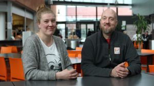 Pia Öhman och Karl Ögland Pia Öhman och Karl Ögland sitter tillsammans vid ett bord.