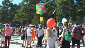 Folk samlade på strand Plagen i Hangö för Hangö Pride 2016.
