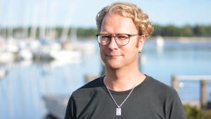 Niklas Björkqvist driver gästhamnen i Ekenäs som ägs av Raseborgs stad. Personporträtt av Niklas Björkqvist.
