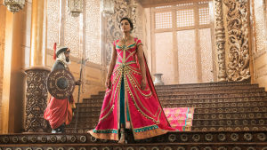 Prinsessan Jasmine (Naomi Scott) har nu fått en helt ny garderob och bär inte längre haremsbyxor och en minimal topp. Jasmin (Naomi Scott) skrider ner för palatsets trappor.