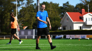 Lukas Syberyjski gör sin första säsong i fotollsligan. IFK Mariehamns tränare Lukas Syberyjski ler på träningen.