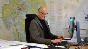 Stadsplaneringschef Eero Löytönen i arbete. Stadsplaneringschefen i Borgå Eero Löytönen