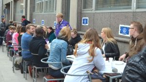 Biljetterna till den första gatusittningen sålde slut på en dryg minut Helsingfors universitet, gatusittning