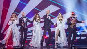 Sunstroke Project från Moldavien Tre män och tre kvinnor dansar på en scen