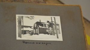 Skolan är också kallad hemmet vid vägen. svartvitt fotografi från album. Kuggomskolan, också kallad hemmet vid vägen