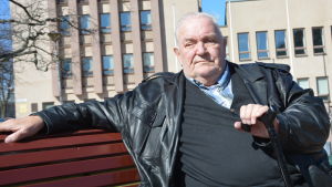 Ulf "Putte" Lindström är ingen vän av privatisering, men ser inga alternativ. Socialdemokraten Ulf "Putte" Lindström i Stadshusparken i Hangö.