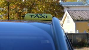 Kaj-Ingmar Winberg har också rätt till 18 enkelresor med taxi då han betalar en viss summa själv. De taxiresorna använder han sig inte av. Taxiskylt på en taxibil.