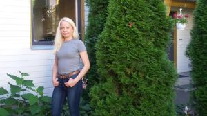 Minna Kuivalainen har flyttat till Kyrkslätt. Minna Kuivalainen utanför sitt hus i Kyrkslätt.