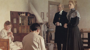 Se till mig som liten är. Biskop Vergerus (Jan Malmsjö) håller ett vakande öga på sin flock. Fanny och Alexander ber aftonbön under uppsikt av biskopen och sin mor.