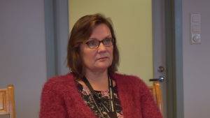 Grundtrygghetsdirektör Elisabeth Kajander berättar att social- och hälsovården i Hangö i dag använder fem olika datasystem. Elisabeth Kajander