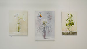 Kristina Elos verk "Crossroads, 2020", "Tigerllily, 2020" och "Long Way From Home, 2020". Tre tavlor.