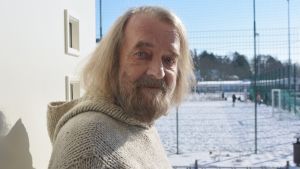 Ralf Forsström tog initiativ till att utställningen Feministisk vår turnerade till Lovisa. ralf Forsström i bild i Almska gård i Lovisa