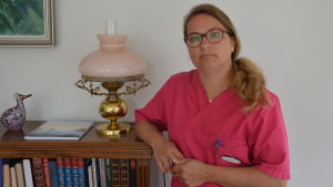 Sjukskötare Satu Nurmela har jobbat 20 år vid Karinahemmet. Satu Nurmela tittar in i kameran.