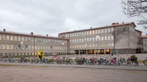 Centralskolan och Keskuskoulu är inhysta i samma fastighet i Hangö. Cyklar på den i övrigt tomma skolgården utanför Centralskola i Hangö.