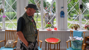 Arbetsledaren på Lilla Petters gård, Mikael Holmström. MIkael Holmström, arbetsledare i ungdomsverkstaden Lilla Petters Gård
