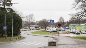 Här blir det enkeltriktat på julafton och parkeringsplatser för ett tiotal bilar på fältet som syns till vänster längst bort i bild. Sandstrandsvägen, i bakgrunden syns paviljong där det finns dagis