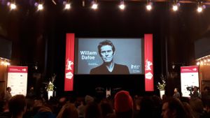 I väntan på ett samtal med Dafoe under årets Berlinale Talents. Publiken väntar på Willem Dafoe under Berlinale Talents.