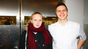 Jenna Nirho och Johan Lindström. En flick och en pojke iklädd kockmössa som står bredvid varandra och ler.