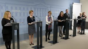 På presskonferensen deltog förutom minister Krista Kiuru, Sari Aalto-Matturi från Psykisk hälsa rf, Päivi Topo från Äldreinstitutet, Minna-Liisa Luoma från THL och Panu Könönen från Suomen Latu. En massa människor framför varsitt talarpodie.