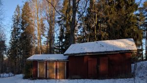 Det råder delade åsikter om husets värde och skick. Den gamla lärarstugan i Björkkulla i Pojo från sidan i vinterlandskap.