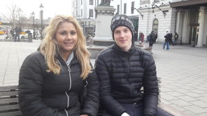 - Jag tror att systemet är väldigt krävande för kunden, för att alla ska kunna åka med rätt priser, säger Hanna Granström, här tillsammans med Samuel Karlsson. Samuel Karlsson och Hanna Granström på en bänk utanför centralstation, ler mot kameran.