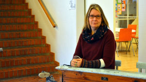 Siw Westerback anser att Move-testerna bevisar sådant som man redan känner till om elevernas kondition. Siw Westerback sitter vid en gammaldags pulpet.