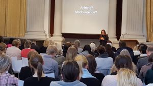 Sanna Lundell under en föreläsning i Helsingfors. Föreläsningen ordnades av KRAN rf., en takorganisation för missbrukarvård i Svenskfinland. Sanna Lundell på en föreläsning.