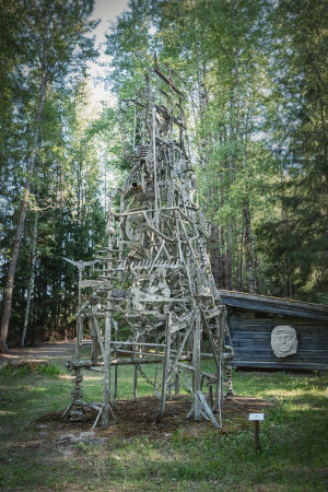 Raivaaja valmistui ensimmäisten joukossa ja on muiden teosten tavoin alkuperäisellä paikallaan – mihinkäs parin tonnin painoista patsasta siirtelisi. Metalliromusta kootun veistoksen hurjat, terävät särmät nousevat viiden metrin korkeuteen. Jaakola kertoi vuoden 1969 haastattelussa, että se oli nykyaikaa vastaan kohdistettu monumentti. Metallista tehty veistos metsässä