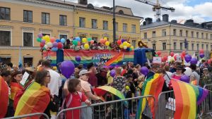 Pridefestivalen i Helsingfors är numera en stor folkfest. Människor på prideparad i Helsingfors. En lastbil i mitten.