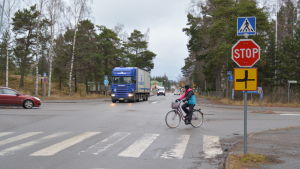 Trafiken över plankorsningen är livlig. Korsningen Appelgrensvägen - Korsmansgatan i Hangö