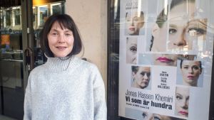 Natalie Ringler och pjäsaffischen vid Svenska Teatern i Helsingfors. Natalie Ringler utanför Svenska Teatern.