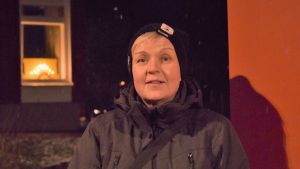Barnskötare Sanna Rönkkö tycker det är tyngre att jobba med munskydd men ser fram emot stunderna utomhus då det är lättare att andas. "Man vänjer väl sig. Vi kämpar på", säger hon. Sedan intervjun gjordes har reglerna ytterligare skärpts och gäller också utomhus i de fall det inte går att hålla distans. Barnskötare Sanna Rönkkö på dagisgården i kvällsbelysning.