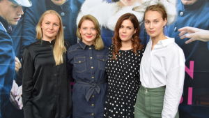 Regissören Zaida Bergroth med skådespelarna Satu Tuuli Karhu, Pihla Viitala och Saga Sarkola. Zaida Bergroth, Satu Tuuli Karhu, Pihla Viitala och Saga Sarkola poserar framför filmaffischen till Marias paradis.