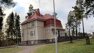 Verksamheten är koncentrerad till Villa Solhaga i Grankulla, men de hjälper också barn och unga från andra kommuner och delar av Svenskfinland. Villa Solhaga i Grankulla, bakom en lyktstolpe, fotografetar bakifrån. Huset har ett rött plåttak, med en grusväg som går runt huset och en grön gräsmatta.
