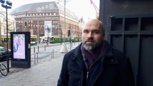 Wilhelm Kvist utanför Hufvudstadsbladets kontor. Wilhelm Kvist utanför Hufvudstadsbladets kontor.