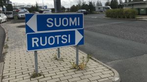 Finlands ambassad får ta emot upp till hundra telefonsamtal om dagen som gäller gränsfrågor. Trafikskylt där en pil visar riktningen "Suomi" och en annan visar riktningen "Ruotsi".