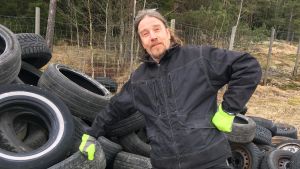 Jukka Vahtera jobbar på avfallsstationerna i Ingå och Karis. Jukka Vahtera och en hög med gamla bildäck.