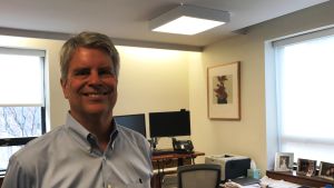 Scott Harrington på University of Pennsylvanias Wharton School, USA:s äldsta handelshögskola. Professor Scott Harrington i sitt arbetsrum på University of Pennsylvanias Wharton School.