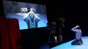 Jakob Öhrman testar en position under Hamlet-repetitionerna. Jakob Öhrman under repetitioner på Teater Viirus, 2020.