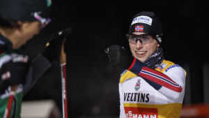 Jarl Magnus Riiber toppar världscupen i nordisk kombination. Jarl Magnus Riiber firar seger.