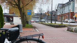 Nej, det står inte en bil parkerad på cykel- och gångvägen. Det är bara så att cykelvägen vid åstranden slutar i en parkeringsplats. En cykelväg vid åstranden i Borgå som plötsligt förbyts i en parkeringsplats.