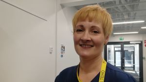 Sjukskötare Sanna Nerjanto. Sjukskötare Sanna Nerjanto står i en korridor i ÅUCS.