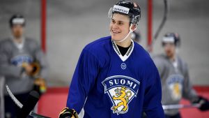 Jesse Puljujärvi fick spela landslagshockey i Helsingfors för ett par veckor sedan. Jesse Puljujärvi ler under Lejonens träningspass.