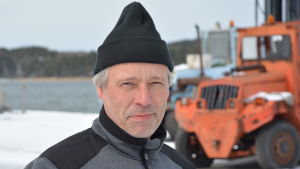 Företagaren Jan Hollmén hoppas att krisen inte blir långvarig. Jan Hollmen ser rakt in i kameran.