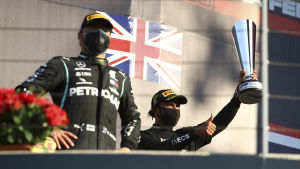 En vanlig syn i F1-världen: Hamilton jublar och Bottas får se på. Valtteri Bottas och Lewis Hamilton på pallen.