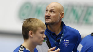 Ola Lindgren. En besviken Ola lindgren efter att handbollsherrarna stått för en dålig insats mot Grekland.