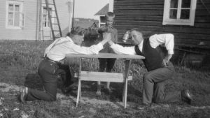 "Bryta arm", Pyttis, Kvarnby 1929 Två män bryter arm. Fotografiet är taget år 1929 i Pyttis, Kvarnby.